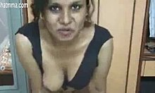 인도 시어머니와 그녀의 데시 섹스 선생님이 이 비디오에서 야만적으로 행동합니다