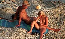 FKK Strand-Shenanigans mit einer wirklich gebräunten Blondine