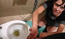 Schwule Amateure in Schwanzschwänzen verwenden Toilettenpisse, um ihren Meister zu erniedrigen