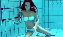 HD-video av den kåte ungarske tenåringen Nata Szilvas med fetisj for undervannsporno