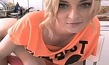 Mlada blond amaterka se masturbira in seksa pred spletno kamero