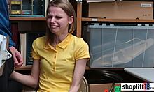 रूसी किशोर छोटे स्तन के साथ छिपे हुए कैमरे पर पकड़ा गया