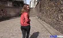 프랑스 여자 멜라니는 기차 여행을 떠나기 전에 긴 엉덩이를 니다