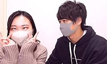 Съпругата с превързани очи подмами азиатските момичета да правят дълбоко гърло и секс на лицето