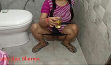 אישה הודית מקבלת את הכוס שלה מלקק ומזיין בשירותים ציבוריים