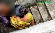 אישה הודית נהנית מזיין את גיסתה בחוץ