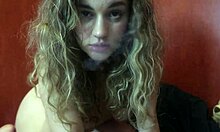 فتاة شقراء جميلة ذات ثديين كبيرين تمنحك الجنس الفموي بينما تدخن سيجارة