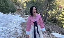 Una chica universitaria asiática es follada en el bosque coreano