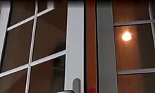 Amatørvideo med en moden rødhåret MILF i et fetish-dusch