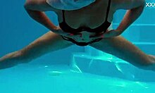Namorada de peitos grandes estrela em um vídeo pornô subaquático molhado e selvagem